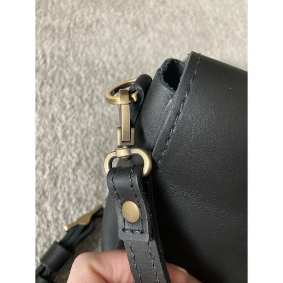 Portland Leather Black Metro Crossbody Shoulder Bag With Magnetic Closure - Picture 3 of 12